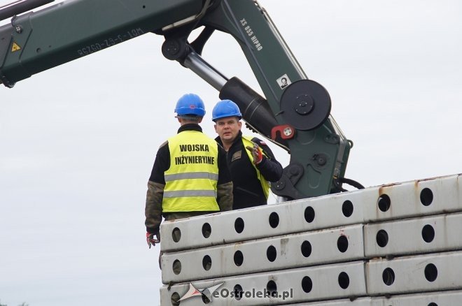 Ostrołęka: Budowa tymczasowego mostu bez opóźnień [ZDJĘCIA] - zdjęcie #35 - eOstroleka.pl