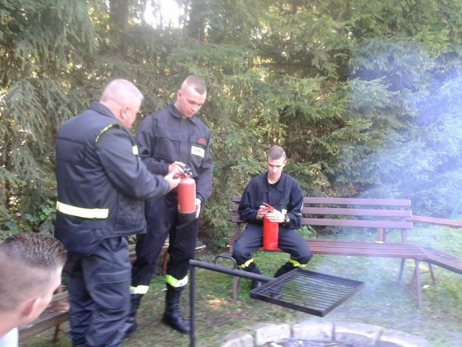 Uczniowie ZSZ nr 2 na ćwiczeniach przeciwpożarowych [ZDJĘCIA] - zdjęcie #3 - eOstroleka.pl