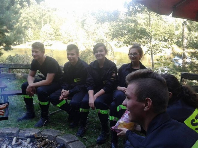 Uczniowie ZSZ nr 2 na ćwiczeniach przeciwpożarowych [ZDJĘCIA] - zdjęcie #6 - eOstroleka.pl