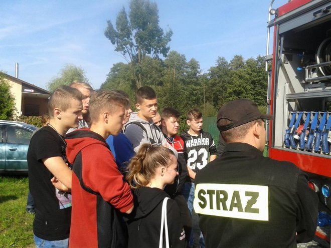 Uczniowie ZSZ nr 2 na ćwiczeniach przeciwpożarowych [ZDJĘCIA] - zdjęcie #8 - eOstroleka.pl