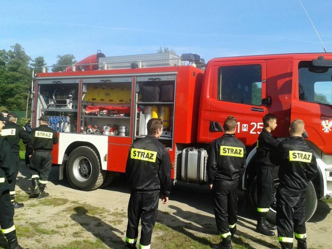 Uczniowie ZSZ nr 2 na ćwiczeniach przeciwpożarowych [ZDJĘCIA] - zdjęcie #11 - eOstroleka.pl