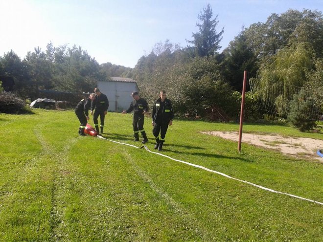 Uczniowie ZSZ nr 2 na ćwiczeniach przeciwpożarowych [ZDJĘCIA] - zdjęcie #1 - eOstroleka.pl