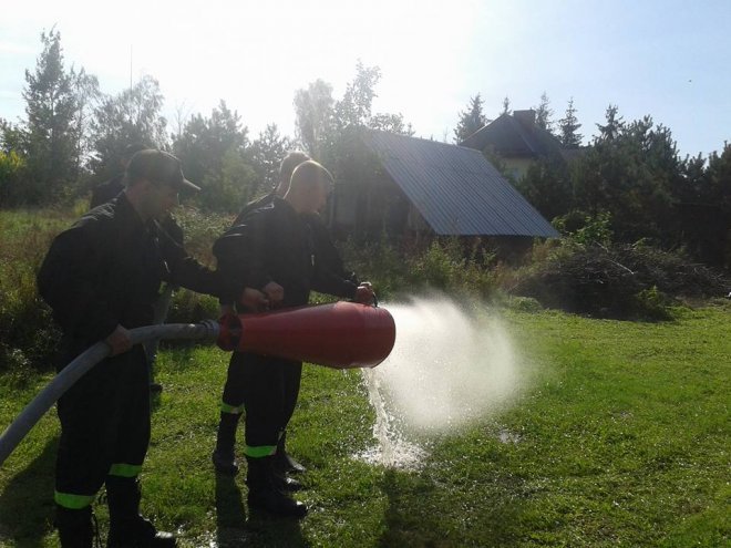 Uczniowie ZSZ nr 2 na ćwiczeniach przeciwpożarowych [ZDJĘCIA] - zdjęcie #19 - eOstroleka.pl