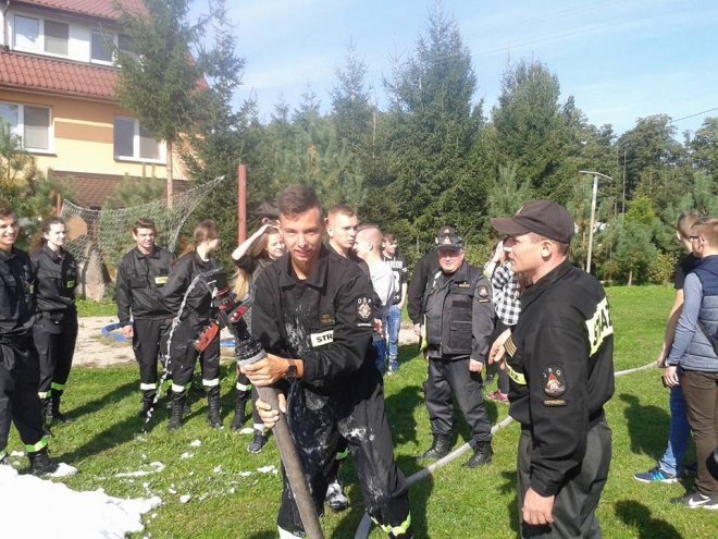 Uczniowie ZSZ nr 2 na ćwiczeniach przeciwpożarowych [ZDJĘCIA] - zdjęcie #34 - eOstroleka.pl