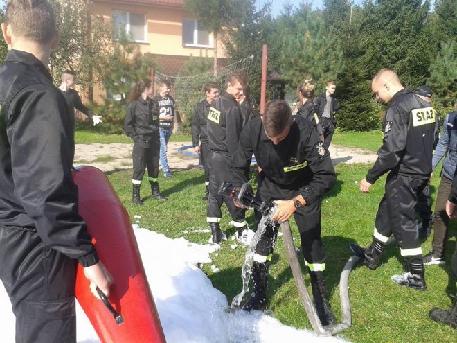 Uczniowie ZSZ nr 2 na ćwiczeniach przeciwpożarowych [ZDJĘCIA] - zdjęcie #45 - eOstroleka.pl