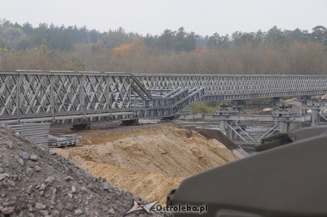 Trwa montaż drugiej nitki tymczasowego mostu na Narwi [ZDJĘCIA] - zdjęcie #1 - eOstroleka.pl