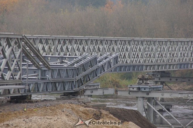 Trwa montaż drugiej nitki tymczasowego mostu na Narwi [ZDJĘCIA] - zdjęcie #2 - eOstroleka.pl