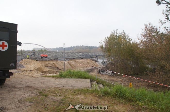 Trwa montaż drugiej nitki tymczasowego mostu na Narwi [ZDJĘCIA] - zdjęcie #4 - eOstroleka.pl