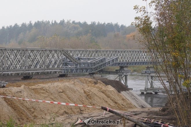 Trwa montaż drugiej nitki tymczasowego mostu na Narwi [ZDJĘCIA] - zdjęcie #5 - eOstroleka.pl