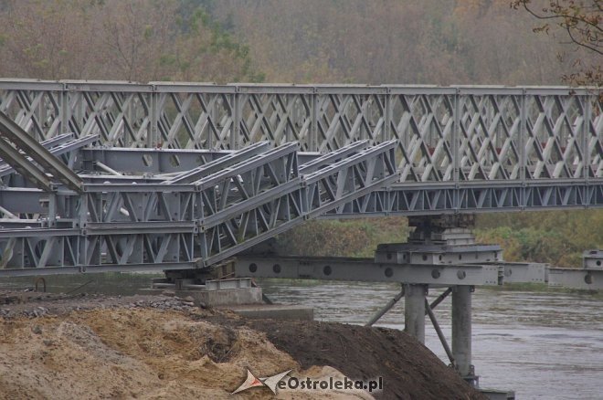 Trwa montaż drugiej nitki tymczasowego mostu na Narwi [ZDJĘCIA] - zdjęcie #6 - eOstroleka.pl