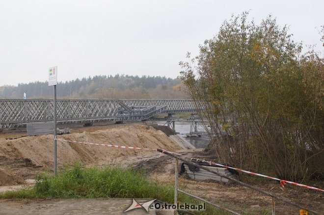 Trwa montaż drugiej nitki tymczasowego mostu na Narwi [ZDJĘCIA] - zdjęcie #7 - eOstroleka.pl