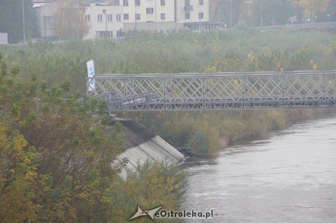Trwa montaż drugiej nitki tymczasowego mostu na Narwi [ZDJĘCIA] - zdjęcie #8 - eOstroleka.pl