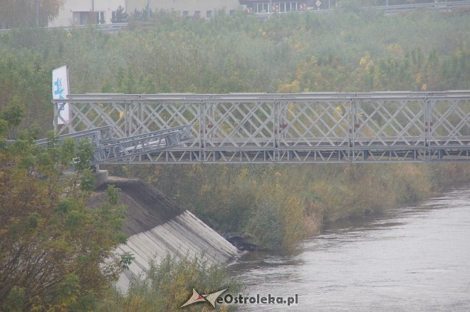 Trwa montaż drugiej nitki tymczasowego mostu na Narwi [ZDJĘCIA] - zdjęcie #9 - eOstroleka.pl