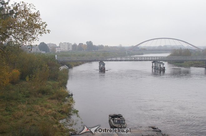 Trwa montaż drugiej nitki tymczasowego mostu na Narwi [ZDJĘCIA] - zdjęcie #10 - eOstroleka.pl