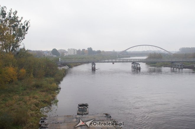 Trwa montaż drugiej nitki tymczasowego mostu na Narwi [ZDJĘCIA] - zdjęcie #11 - eOstroleka.pl