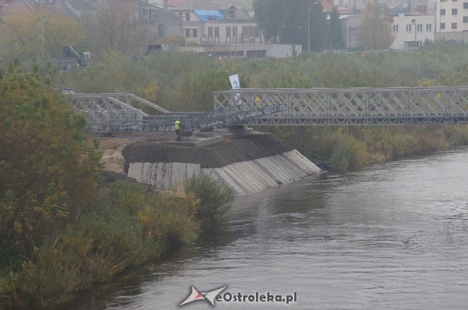 Trwa montaż drugiej nitki tymczasowego mostu na Narwi [ZDJĘCIA] - zdjęcie #14 - eOstroleka.pl