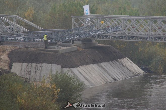Trwa montaż drugiej nitki tymczasowego mostu na Narwi [ZDJĘCIA] - zdjęcie #15 - eOstroleka.pl