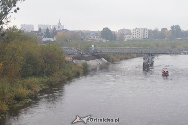 Trwa montaż drugiej nitki tymczasowego mostu na Narwi [ZDJĘCIA] - zdjęcie #17 - eOstroleka.pl