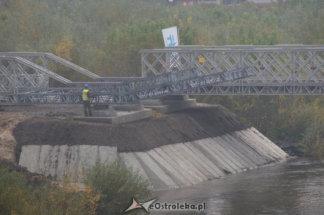 Trwa montaż drugiej nitki tymczasowego mostu na Narwi [ZDJĘCIA] - zdjęcie #18 - eOstroleka.pl