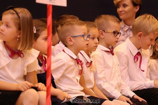 Pasowanie na ucznia w SP nr 10 w Ostrołęce [18.10.2017] - zdjęcie #27 - eOstroleka.pl