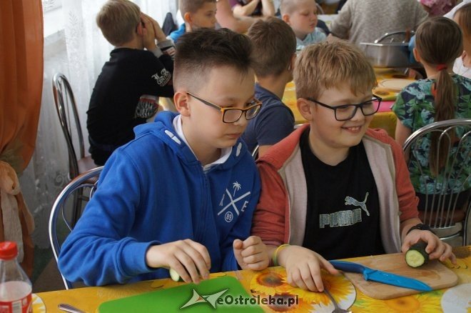 Uczniowie „piątki” wiedzą więcej o zdrowym odżywianiu [ZDJĘCIA] - zdjęcie #25 - eOstroleka.pl