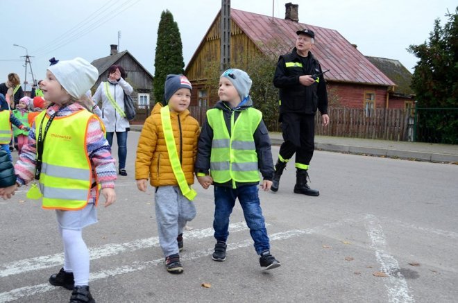 Głośna i kolorowa parada bezpieczeństwa na ulicach Kadzidła [ZDJĘCIA] - zdjęcie #39 - eOstroleka.pl