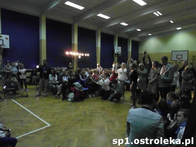 Ostrołęka: Pasowanie „pierwszaków” w SP nr 1 [ZDJĘCIA] - zdjęcie #2 - eOstroleka.pl