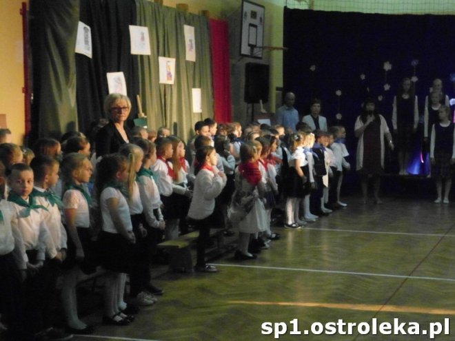 Ostrołęka: Pasowanie „pierwszaków” w SP nr 1 [ZDJĘCIA] - zdjęcie #12 - eOstroleka.pl