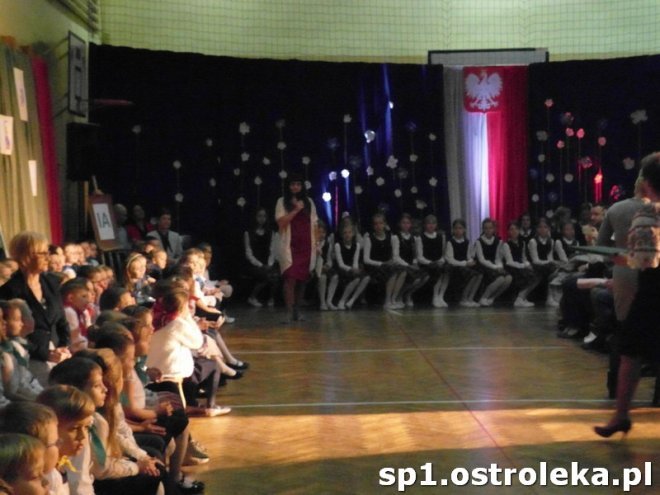 Ostrołęka: Pasowanie „pierwszaków” w SP nr 1 [ZDJĘCIA] - zdjęcie #22 - eOstroleka.pl