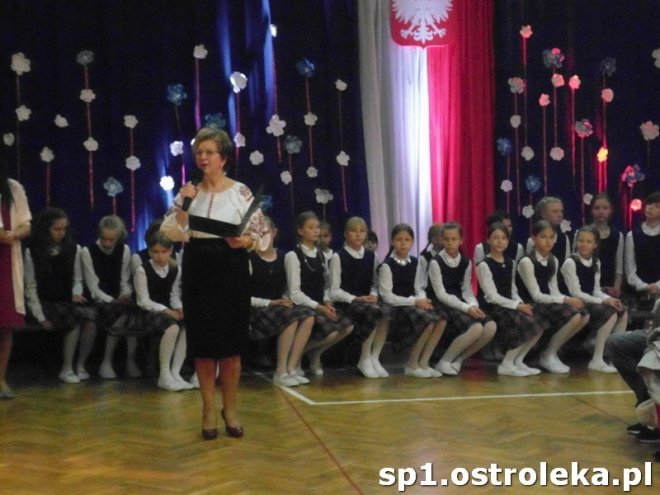 Ostrołęka: Pasowanie „pierwszaków” w SP nr 1 [ZDJĘCIA] - zdjęcie #24 - eOstroleka.pl