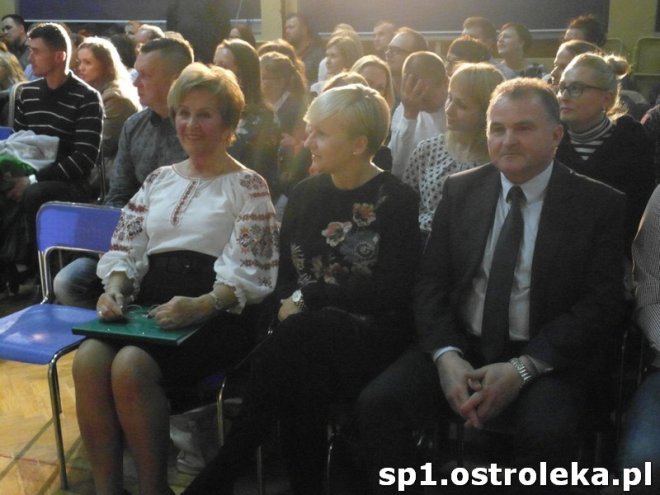 Ostrołęka: Pasowanie „pierwszaków” w SP nr 1 [ZDJĘCIA] - zdjęcie #40 - eOstroleka.pl