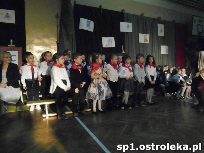 Ostrołęka: Pasowanie „pierwszaków” w SP nr 1 [ZDJĘCIA] - zdjęcie #45 - eOstroleka.pl