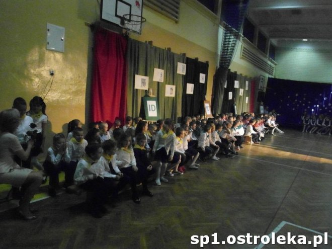 Ostrołęka: Pasowanie „pierwszaków” w SP nr 1 [ZDJĘCIA] - zdjęcie #77 - eOstroleka.pl