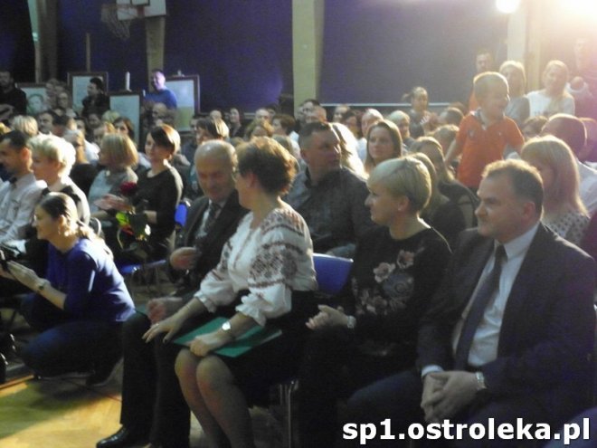 Ostrołęka: Pasowanie „pierwszaków” w SP nr 1 [ZDJĘCIA] - zdjęcie #72 - eOstroleka.pl