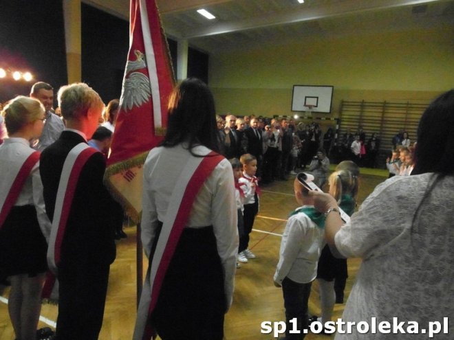 Ostrołęka: Pasowanie „pierwszaków” w SP nr 1 [ZDJĘCIA] - zdjęcie #71 - eOstroleka.pl