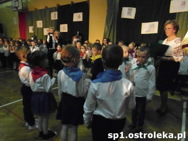 Ostrołęka: Pasowanie „pierwszaków” w SP nr 1 [ZDJĘCIA] - zdjęcie #70 - eOstroleka.pl