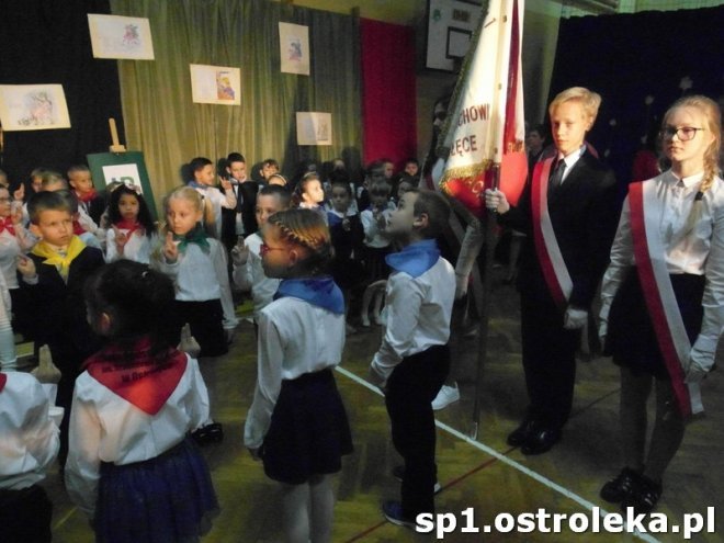 Ostrołęka: Pasowanie „pierwszaków” w SP nr 1 [ZDJĘCIA] - zdjęcie #69 - eOstroleka.pl