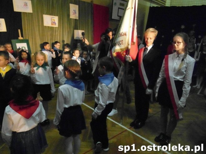 Ostrołęka: Pasowanie „pierwszaków” w SP nr 1 [ZDJĘCIA] - zdjęcie #83 - eOstroleka.pl
