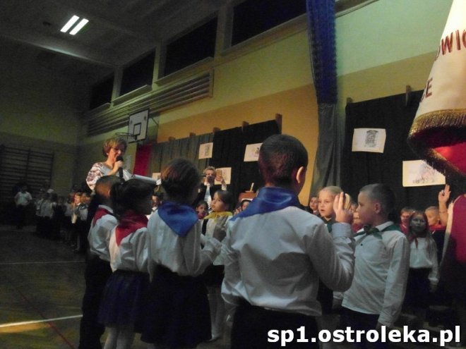 Ostrołęka: Pasowanie „pierwszaków” w SP nr 1 [ZDJĘCIA] - zdjęcie #66 - eOstroleka.pl