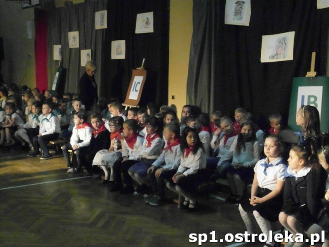 Ostrołęka: Pasowanie „pierwszaków” w SP nr 1 [ZDJĘCIA] - zdjęcie #59 - eOstroleka.pl