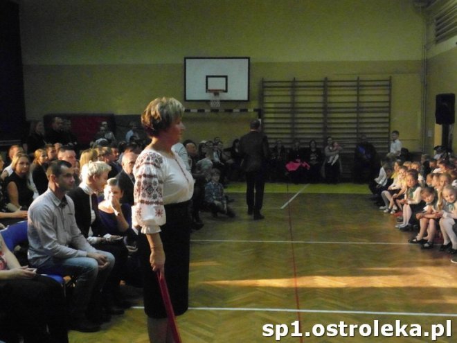 Ostrołęka: Pasowanie „pierwszaków” w SP nr 1 [ZDJĘCIA] - zdjęcie #57 - eOstroleka.pl