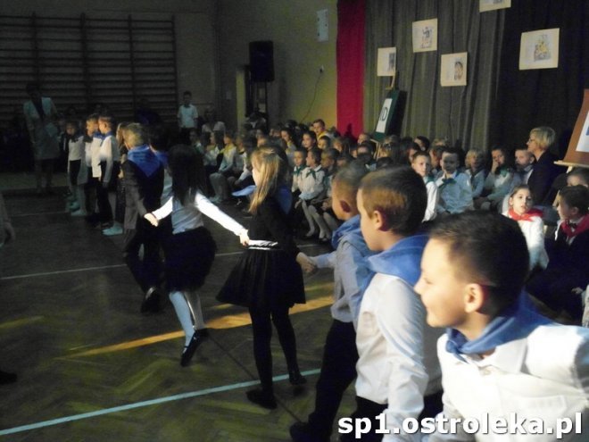 Ostrołęka: Pasowanie „pierwszaków” w SP nr 1 [ZDJĘCIA] - zdjęcie #56 - eOstroleka.pl