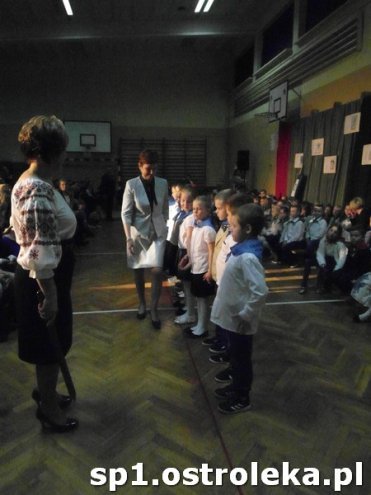 Ostrołęka: Pasowanie „pierwszaków” w SP nr 1 [ZDJĘCIA] - zdjęcie #54 - eOstroleka.pl