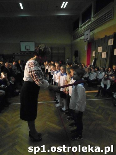Ostrołęka: Pasowanie „pierwszaków” w SP nr 1 [ZDJĘCIA] - zdjęcie #53 - eOstroleka.pl