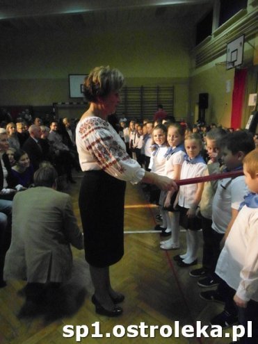 Ostrołęka: Pasowanie „pierwszaków” w SP nr 1 [ZDJĘCIA] - zdjęcie #52 - eOstroleka.pl