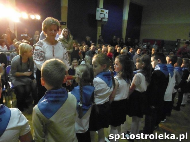 Ostrołęka: Pasowanie „pierwszaków” w SP nr 1 [ZDJĘCIA] - zdjęcie #50 - eOstroleka.pl