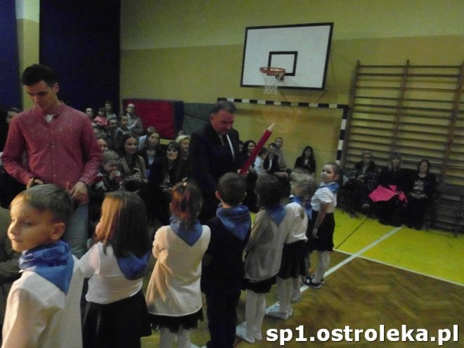 Ostrołęka: Pasowanie „pierwszaków” w SP nr 1 [ZDJĘCIA] - zdjęcie #49 - eOstroleka.pl