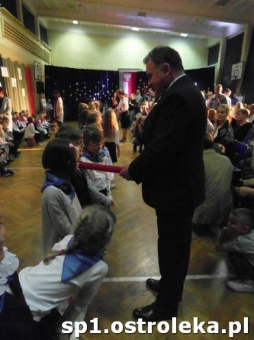 Ostrołęka: Pasowanie „pierwszaków” w SP nr 1 [ZDJĘCIA] - zdjęcie #48 - eOstroleka.pl