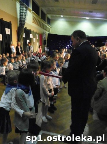 Ostrołęka: Pasowanie „pierwszaków” w SP nr 1 [ZDJĘCIA] - zdjęcie #47 - eOstroleka.pl