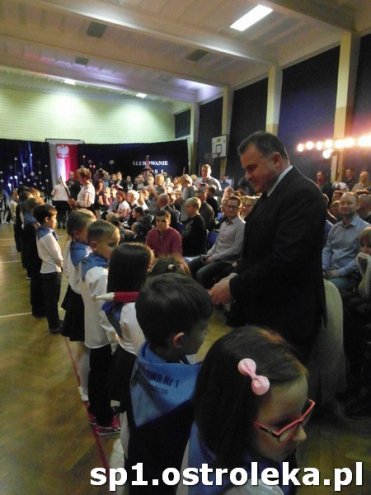 Ostrołęka: Pasowanie „pierwszaków” w SP nr 1 [ZDJĘCIA] - zdjęcie #46 - eOstroleka.pl